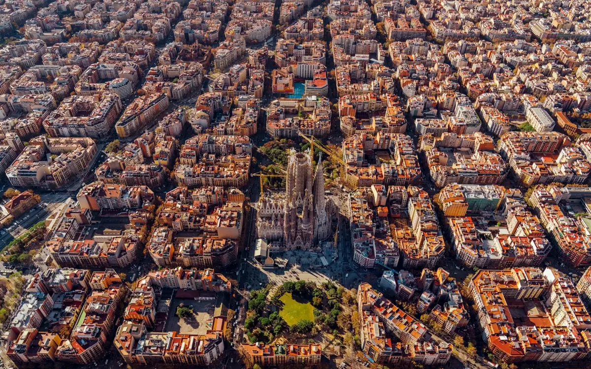 The octagonal blocks of the Eixample seen from a helicopter